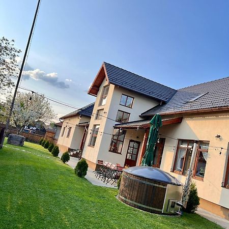 Bed and Breakfast Famives Vendeghaz Racul Zewnętrze zdjęcie